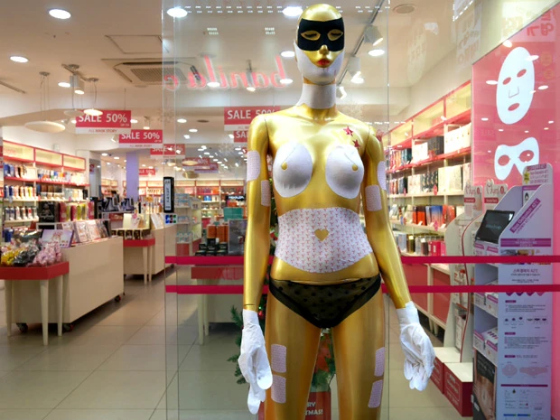  お胸まで念入りにパックをするマネキン