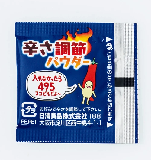 ビーフや唐辛子の風味もミックスした海鮮ベースのスープに、別添のパウダーを投入すると、海鮮スープと辛さが互いを引き立て合う