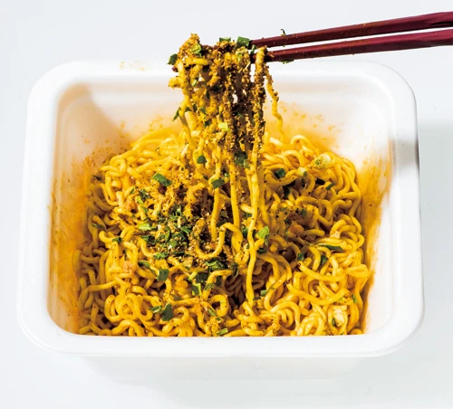 どこか懐かしさを感じさせる油揚げ麺と濃い口のソースにより、いい意味の“ジャンク感”が味わえる。油そばよりもさっぱりめ!