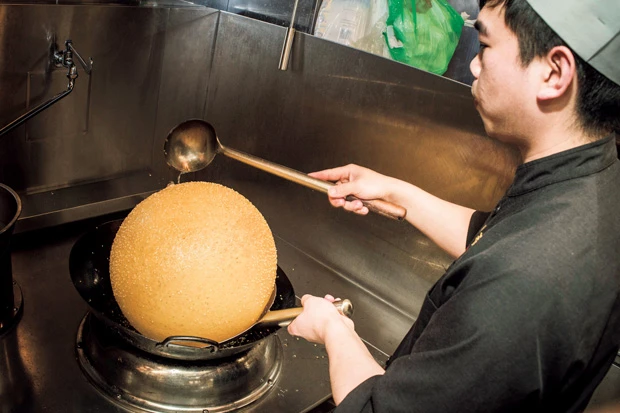 中国人シェフが中華鍋を巧みに操り、回転させ続けること5分。こんなに大きくなっちゃった