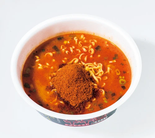 ドロッと濃厚な豚骨醤油スープと全粒粉を配合した太麺が絡み合い、麺をすすった際に鼻から抜ける魚粉の香りとのバランス感は感動するレベル!