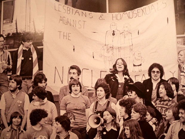 まだLGBTに偏見のある時代の写真。ビートルズのような風貌の男たちがデモしてる姿や、警察とモメている姿などが展示されていた