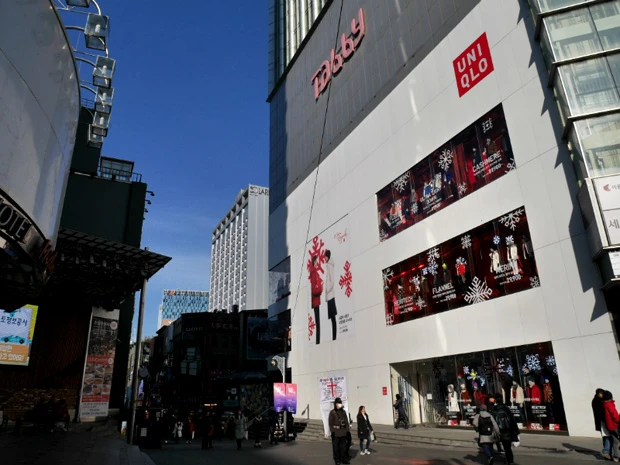  明洞駅の地上に出ると、ユニクロがお出迎え。なんか、安・心・感（笑）