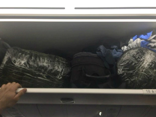  グルグル巻きのナン。これ機内持ち込みＯＫなんだ！？