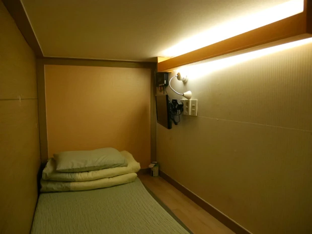  ホステル。個室だと喜んでいたけど「押し入れみたいだね！」って（笑）。確かに…私はドラえもんか！