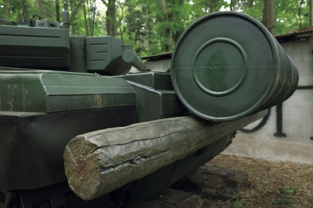 車体後部に取りつけらた燃料タンクや丸太も樹脂パーツで製作された原寸大の戦車プラモ。走行不可だが、砲塔は可動