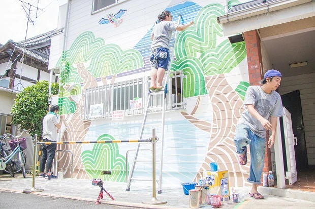 隣のアパートを「湯パート」として住人たちで改装。取り壊しが決まっているため、部屋にも各々が自由に絵を描いたりしていた(写真提供:小杉湯)