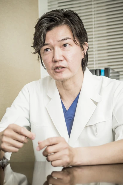 アイランドタワークリニック新宿院の院長、坂本有孝先生。お若く見えるが、形成外科医として20年弱のキャリアを持つゴッドハンドなのだ!