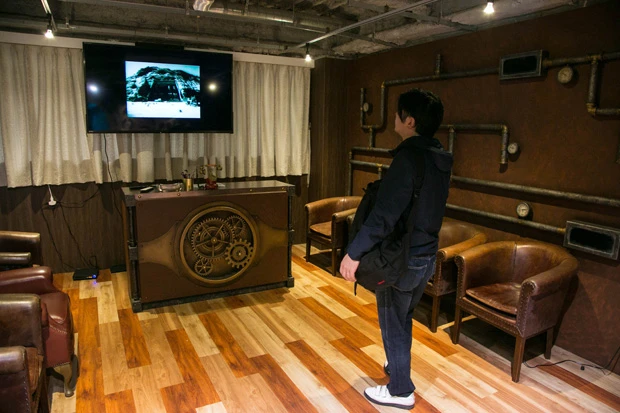 モニターに映し出されるミステリアスな映像も期待感を高めてくれる