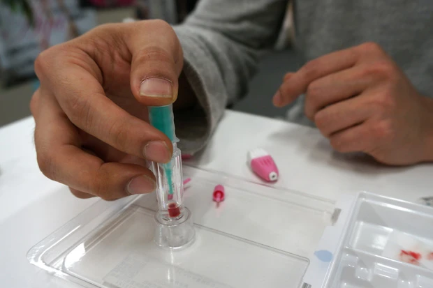 採取した血液を分離。理科の実験のようでちょっと楽しい