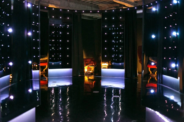 個室が並んだ「睡眠宇宙船」の内部。“無重力のように浮いて落ちる感覚”を体験できる?