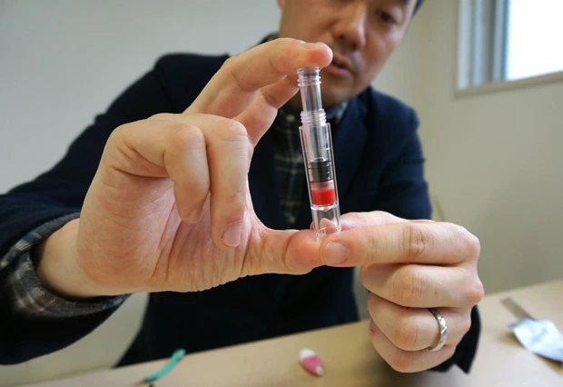 採取した血液をろ過し、検査できる状態にする