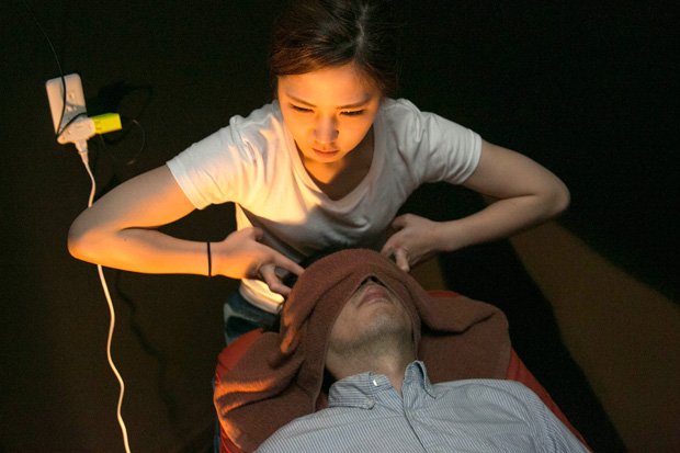訓練を受けたヘッドマイスターに“絶頂睡眠”の施術を受け、5分で寝落ちした記者だったが―?