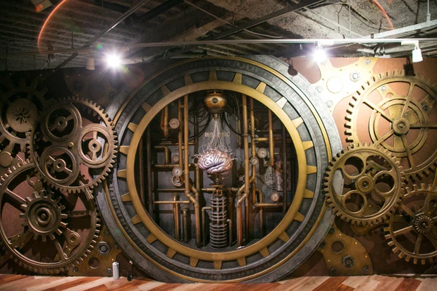 「脳と旅立ちの研究室」がコンセプトのエントランス。凝った内装は、有名テーマパークの設計を手がけるデザイナーによるもの