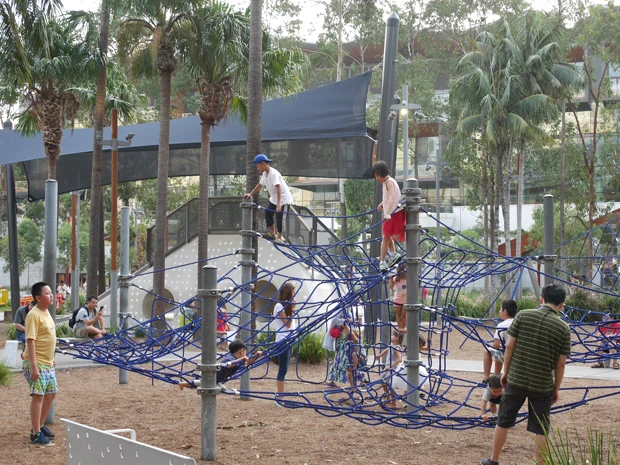 いろいろな国籍の子供たちが一緒になって遊んでいます