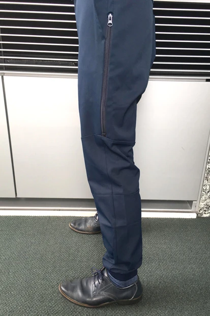 サイドの大きなジッパーとすぼまった裾が特徴的なパンツ