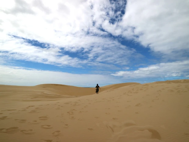 私はどこへ向かっているのだろうか?(ここはポートスティーブンスの砂丘)