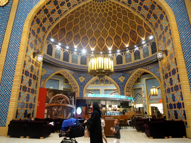 ドバイのイブン・バトゥータ・モール内にある“世界一美しいスタバ”