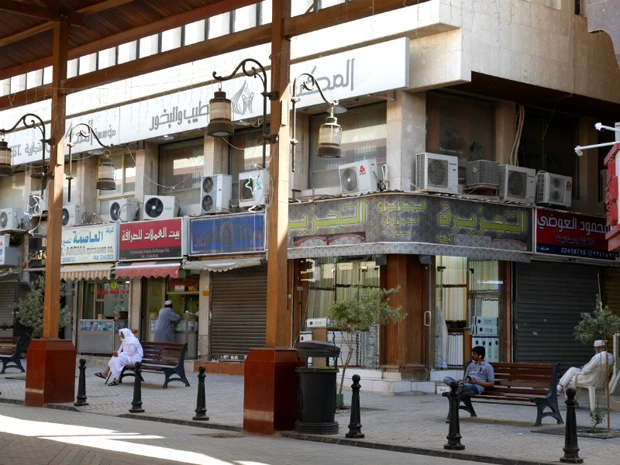 ただ時が経つのを待っているのだろうか、スーク内で見かけた男たち