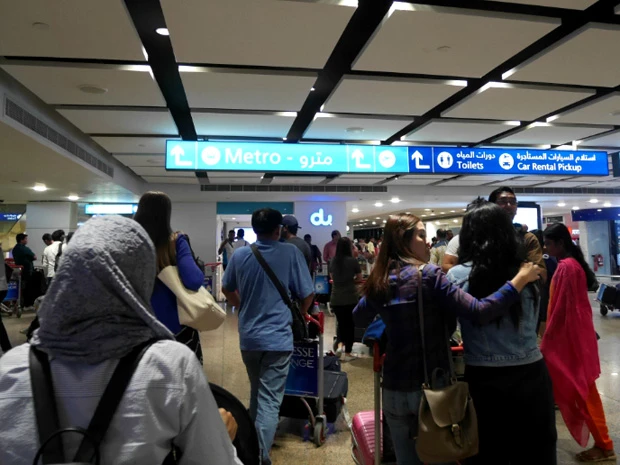 夜22時の空港。インド人やスリランカ人、フィリピン人などイスラム圏とはいえ夜遅くでも空港には女性の姿が多く安心した