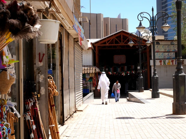 正面がスーク街の入り口。屋根の中にはズラリと商店が並んでいる