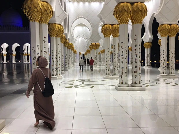 アバヤを踏みそうになりながらモタモタと歩き回る