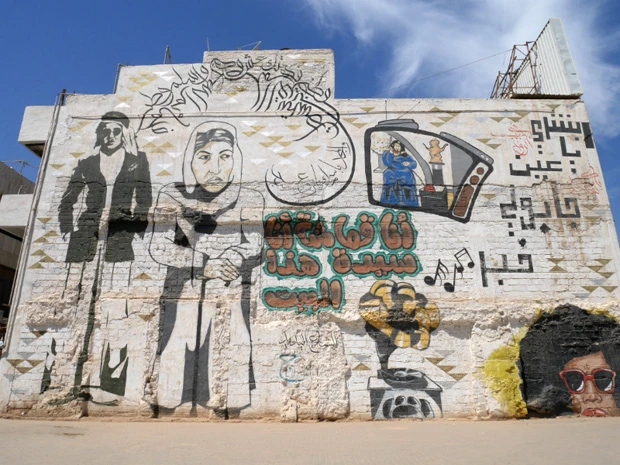 スークで見つけたインパクトのある大きな壁の落書き