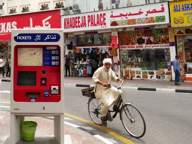 チャリを飛ばすカンドゥーラ姿のおっちゃん