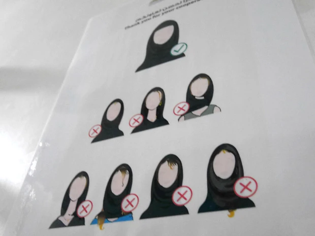 レンタルアバヤの更衣室には正しい頭の隠し方が掲示されていた