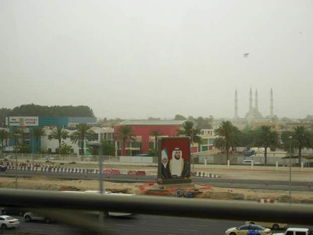 モスクからはアザーン(イスラム教の礼拝の呼びかけ)が流れてくる