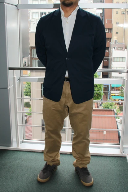 チノパンとのコーディネートも違和感なし。これなら仕事後、そのままデートに行ってもOK