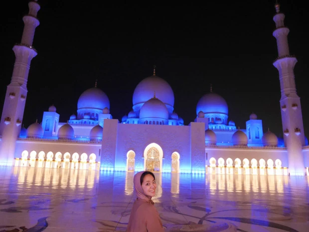 青く光るモスク