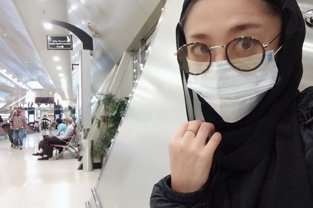 ドバイ空港で出国前の私。なかなかサマになってるでしょう?