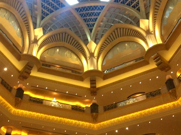 トランプ大統領もビックリのゴールドな吹き抜け天井