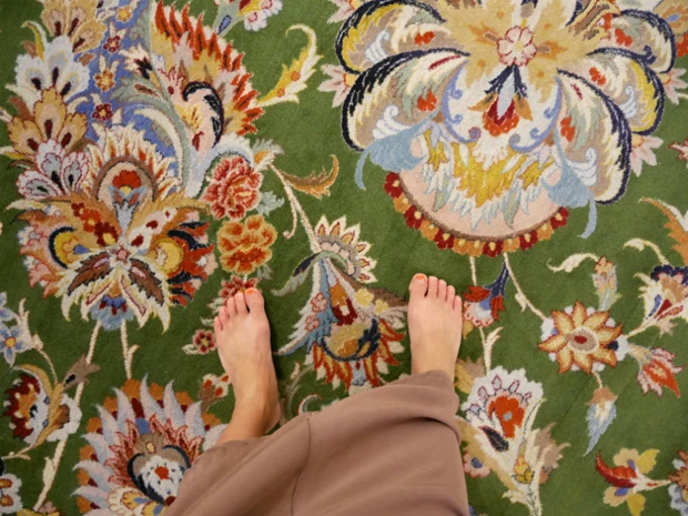 約9億円相当と言われる世界最大のペルシア絨毯をこの足でしっかりと踏みしめる