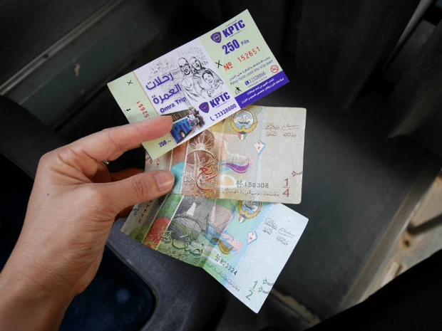 ちゃんとチケットもくれる明瞭会計のバス。お釣りは1/2や1/4と書かれた珍しい紙幣!