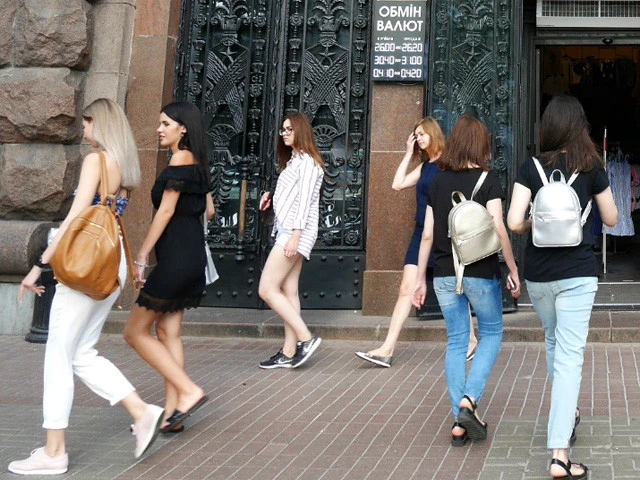 「美人は３日で飽きる」は嘘だと思うけど、「慣れる」はあるな……