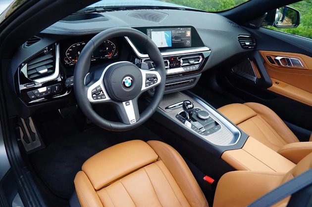 ドライバー寄りに傾いたインパネは、操作性を考慮したBMW伝統のデザイン。最新の「オペレーティングシステム7.0」を搭載