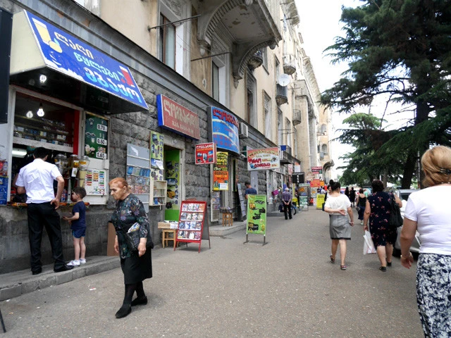 トビリシ中央駅周辺は庶民的