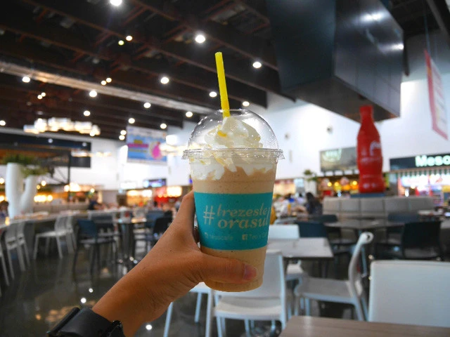 パラス・ヤシでフローズンコーヒーに舌鼓。この国の名物でもなんでもないけど、飲みたかっただけ。