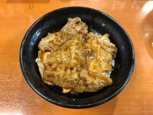 見た目ほど脂っぽくなく、ペロッと食べられる焼き牛丼(450円 ※税込み)
