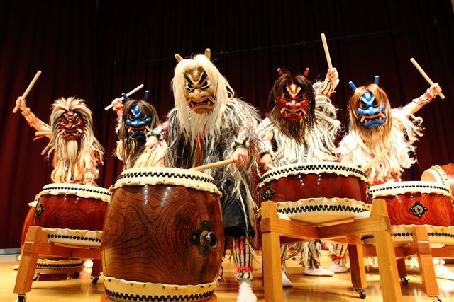 外国人観光客も歓喜する『恩荷（おんが）なまはげ太鼓』 男鹿温泉郷などで定期的に行なわれているなまはげ太鼓。「悪い子はいねがー」と客席の子供のところに行くなどのパフォーマンスもある