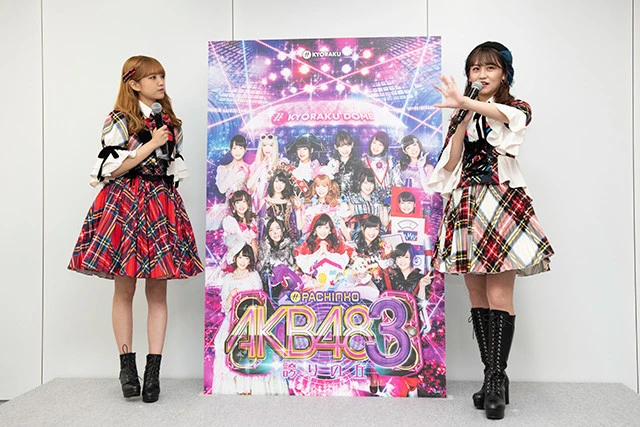 16人の選抜メンバーが様々な衣装に扮しているなか、右端中段の小嶋だけはなぜか、被りモノのロボット姿に