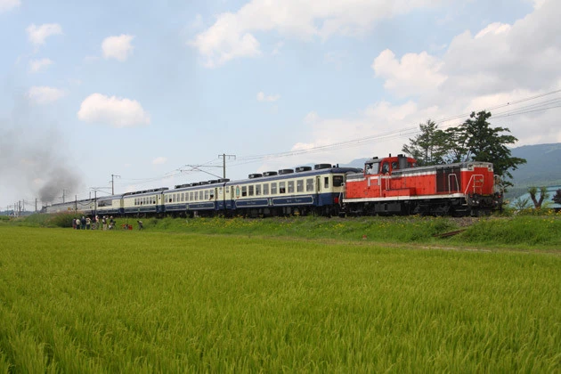 普段はSLのサポート用に最後尾に連結されているDE10だが、SLの車両故障によって来年の夏まで主役に!
