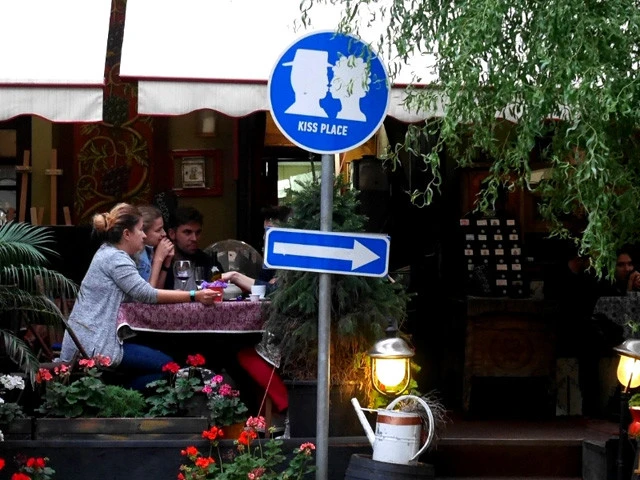 キスプレイスあっちです。どーぞ。