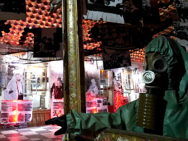 ガスマスクをつけた人形