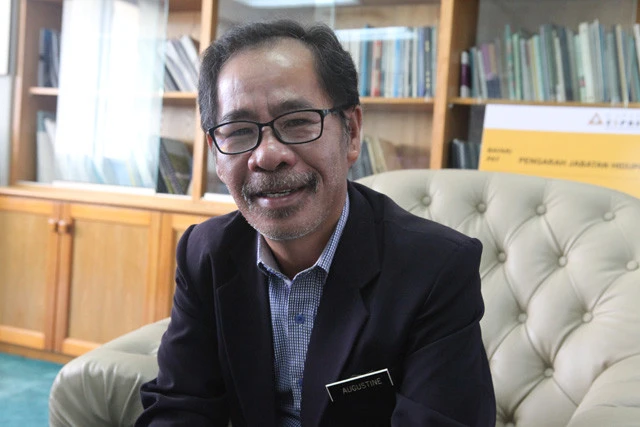 野生生物局長のオーグスティン・ツーガ氏。ヤシ農園は経済を押し上げるが、同時に動植物の多様性を守る取り組みも大切だと訴える