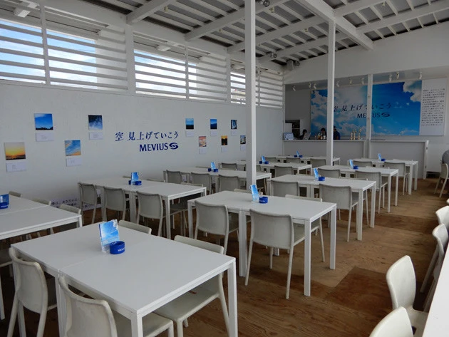 白を基調とした、清潔感溢れる店内。シャワールームやロッカーももちろん完備