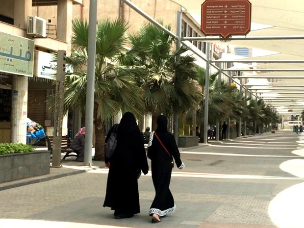 街中で見かけたアバヤ姿の女性。男性だらけの国と思ったがポツポツと女性も見かけた