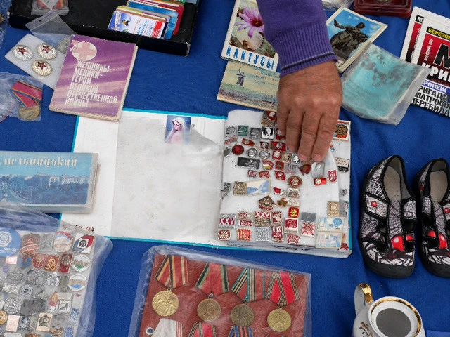 イワンおじさんの売るピンバッジ